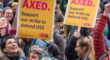 Members of the University College Union (UCU) hold placards as the take part in a protest against their pensions cuts, during a second week of strikes at the University of Bristol, England, 05 March 2018. Photo: Simon Chapman/London News Pictures via ZUMA/dpa