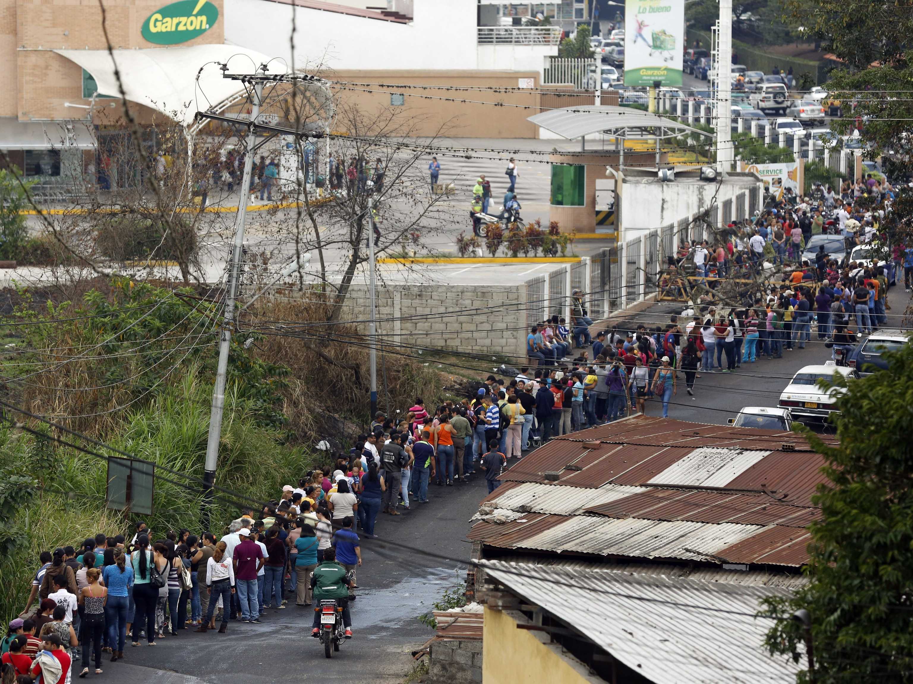 Venezuela’da Buhran: Sabotajlar, Kara Borsa,%800 Enflasyon