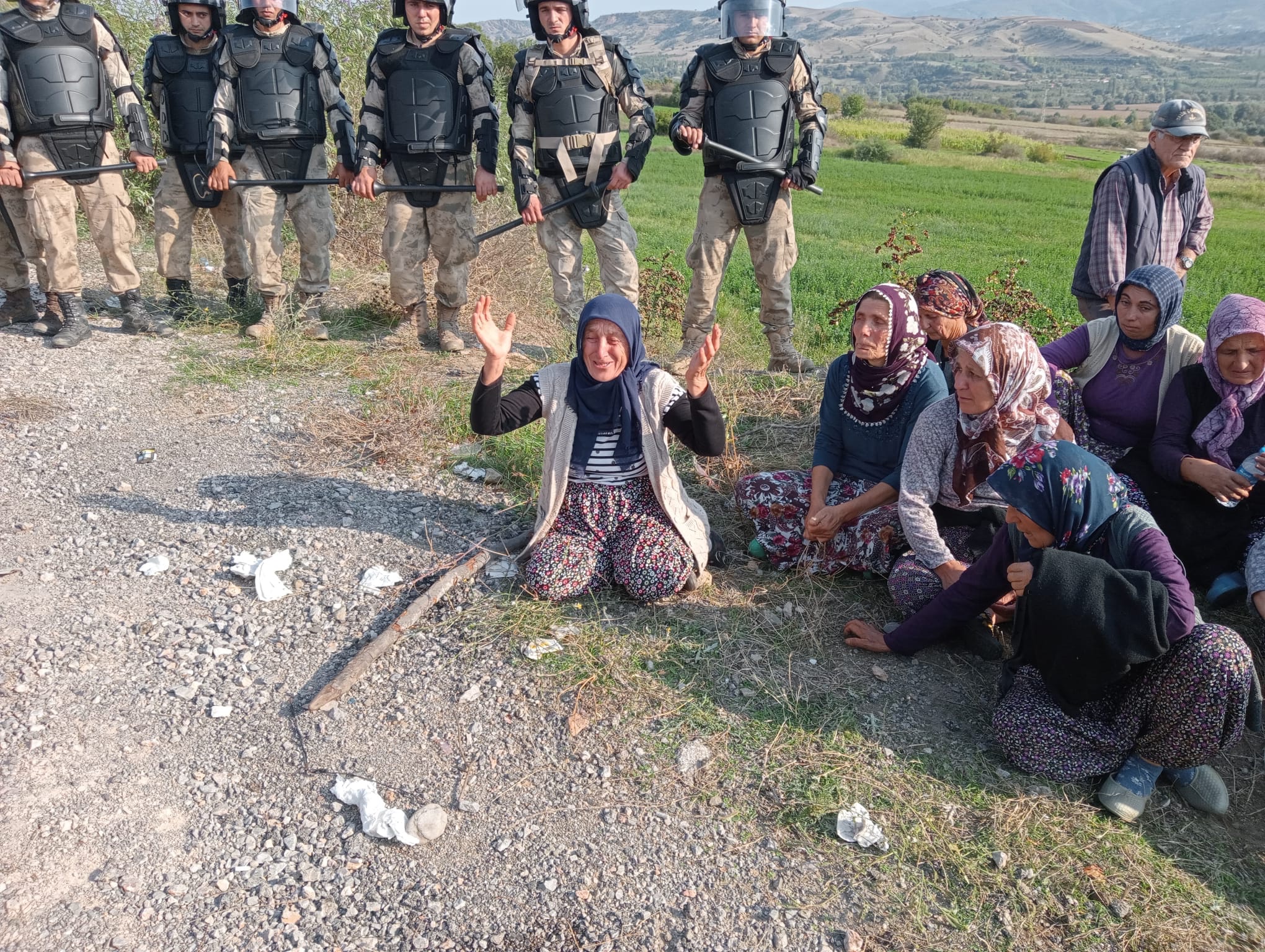 Verimli Tarım Arazilerine Beton, Muhtarlığa Kayyım, Ölüye Bile Zulüm: Köylüler Direnişte!