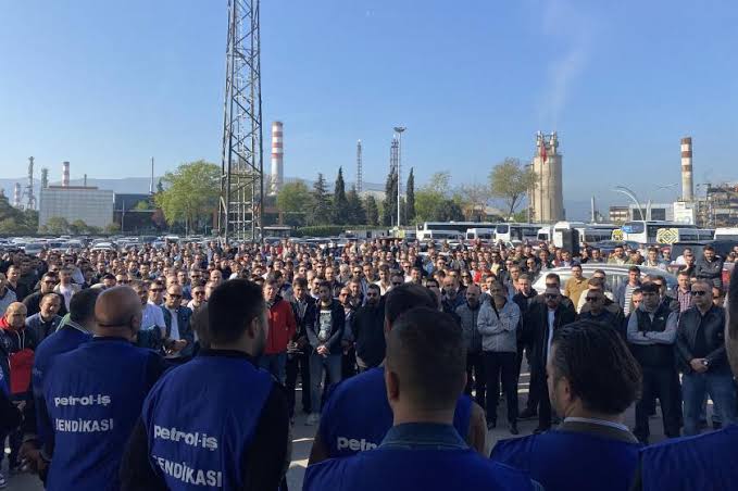 Koç’a Bağlı TÜPRAŞ’ ta İşçiler Direnişte! Koç’a Bağlı TÜPRAŞ’ ta İşçiler Direnişte!