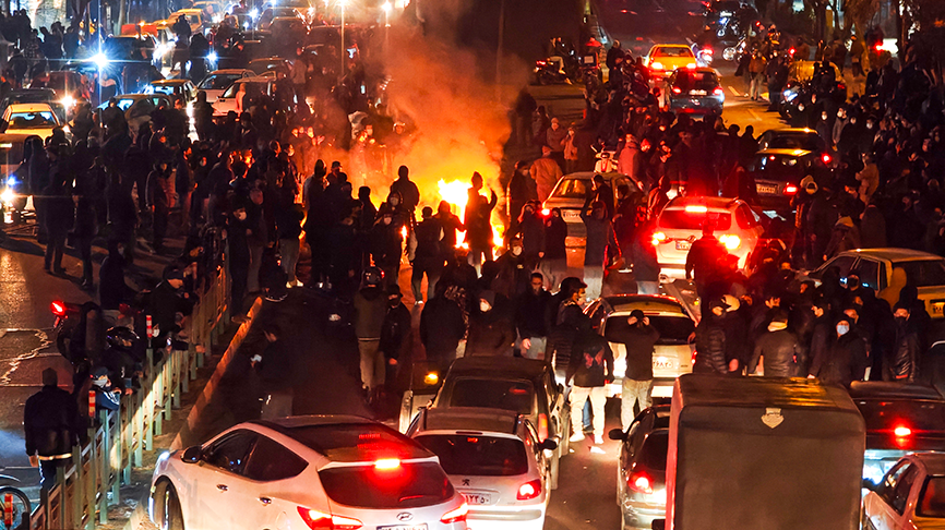 İranlı Marksist Nida Kaveh: “Artık slogan atanlar hacı amcalar”